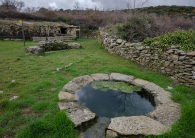 Fuente, lavadero, en Betorz.